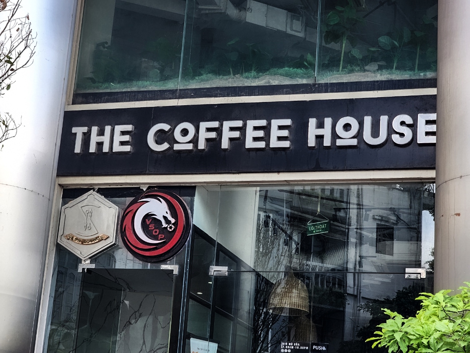 Thông tin mới nhất vụ rơi kính tại The Coffee House Thái Hà khiến nữ bác sĩ bị thương nặng- Ảnh 1.