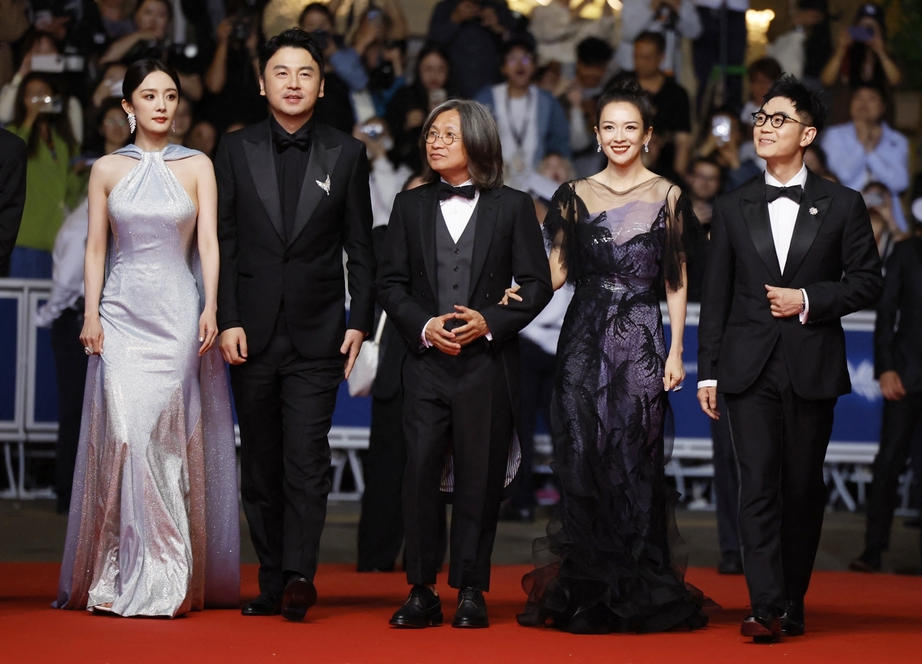 LHP Cannes 2024: Chương Tử Di diện đầm xuyên thấu, phim của Bành Vu Yến thắng lớn- Ảnh 1.