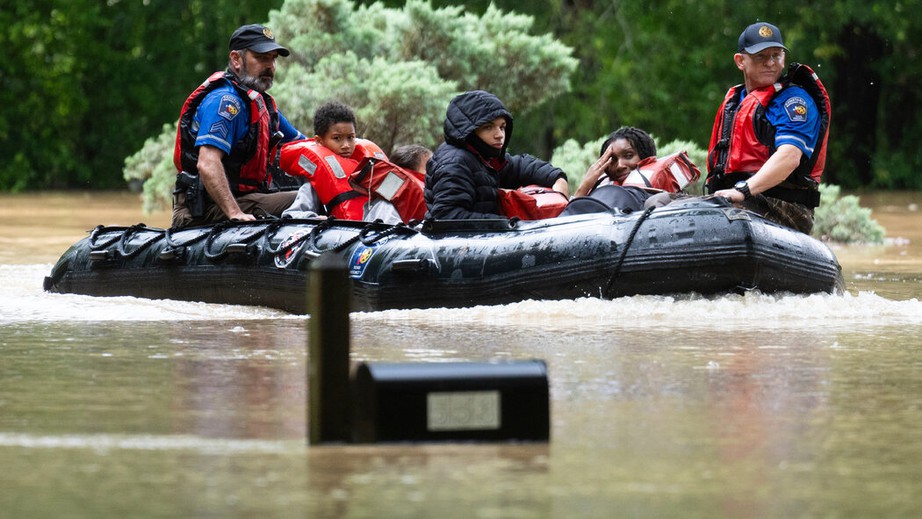 Texas đối mặt với mưa lũ lịch sử, hàng nghìn người sơ tán khẩn- Ảnh 1.