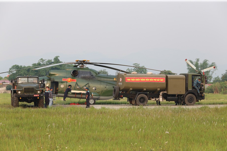Cận cảnh 11 trực thăng đem theo cờ Đảng, cờ Tổ quốc tung cánh trên bầu trời Điện Biên Phủ- Ảnh 1.