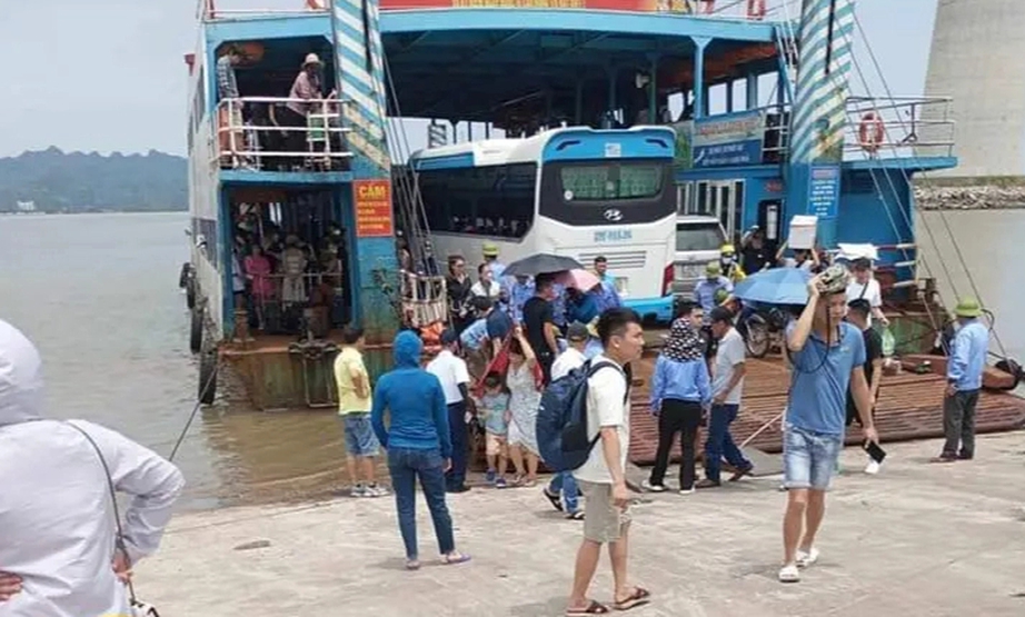 Hải Phòng: Phà đang chạy, một phụ nữ nhảy xuống sông định tự tử- Ảnh 2. Hải Phòng: Phà đang chạy, một phụ nữ nhảy xuống sông định tự tử- Ảnh 2.