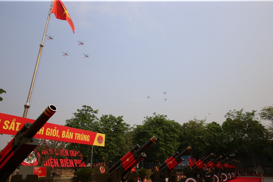 Cận cảnh 11 trực thăng đem theo cờ Đảng, cờ Tổ quốc tung cánh trên bầu trời Điện Biên Phủ- Ảnh 8.