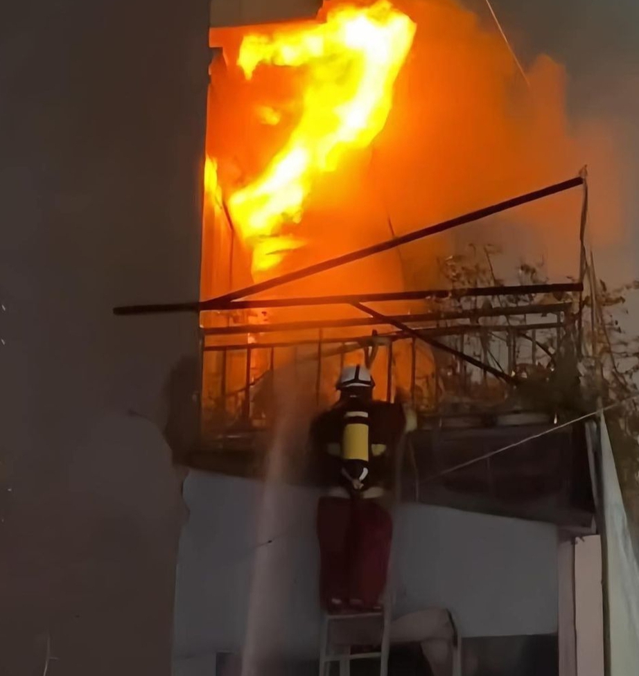 Xuyên đêm khám nghiệm hiện trường vụ cháy 4 người tử vong ở Hà Nội- Ảnh 3. Xuyên đêm khám nghiệm hiện trường vụ cháy 4 người tử vong ở Hà Nội- Ảnh 3.