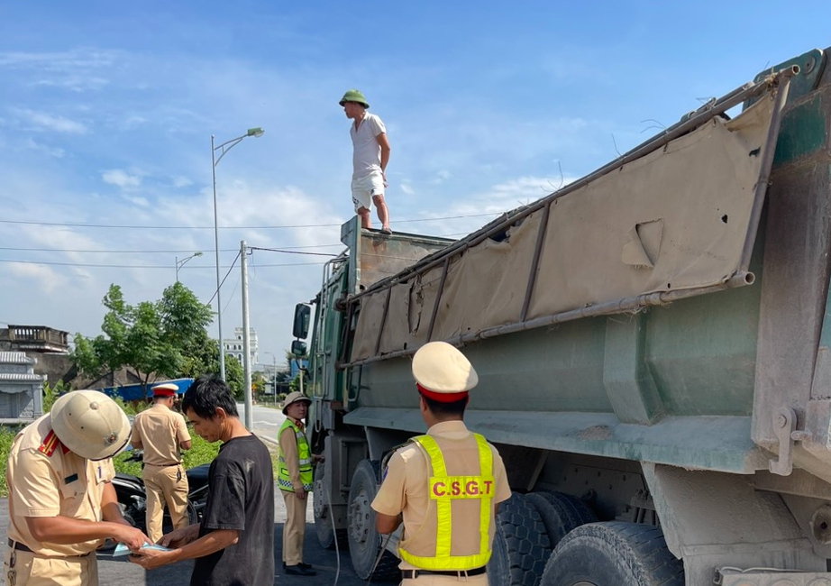 Nam Định xử phạt hàng loạt xe quá tải sau phản ánh của Báo Giao thông- Ảnh 1.