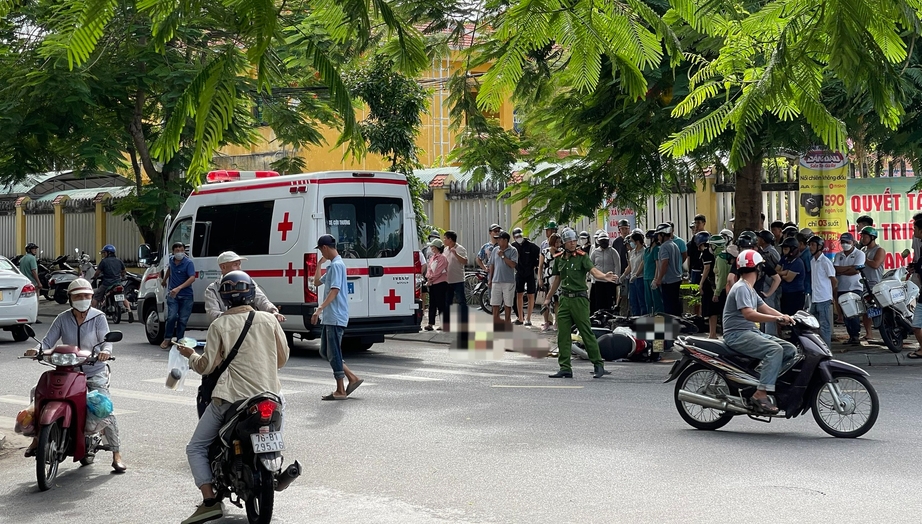 Hai xe máy va chạm tại phố cổ Hội An, một người tử vong tại chỗ- Ảnh 1.