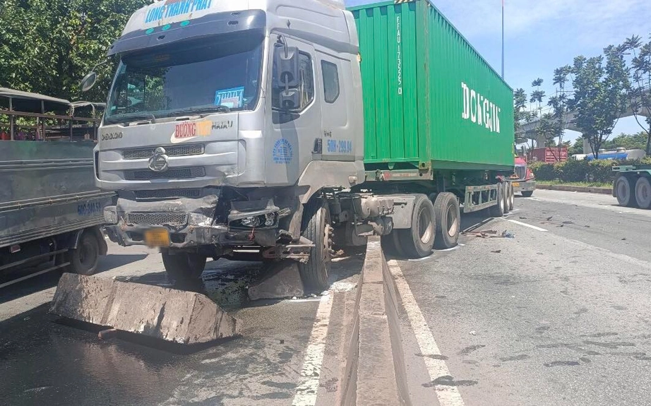 Xe container gây tai nạn liên hoàn trên xa lộ Hà Nội- Ảnh 1.