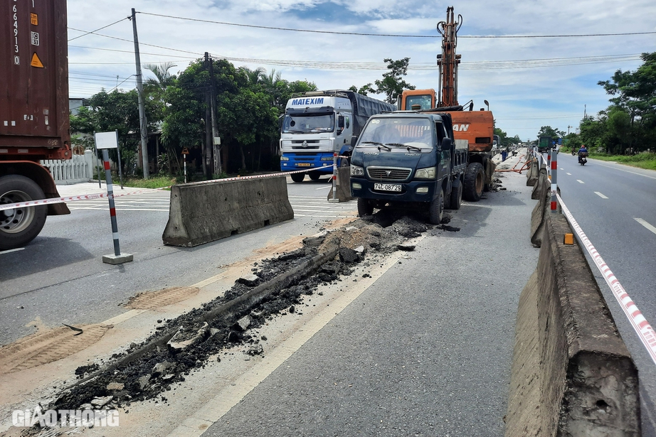 Vì sao nhiều đoạn thuộc dự án điện chiếu sáng quốc lộ qua Hải Lăng vẫn trơ móng trụ?- Ảnh 3.