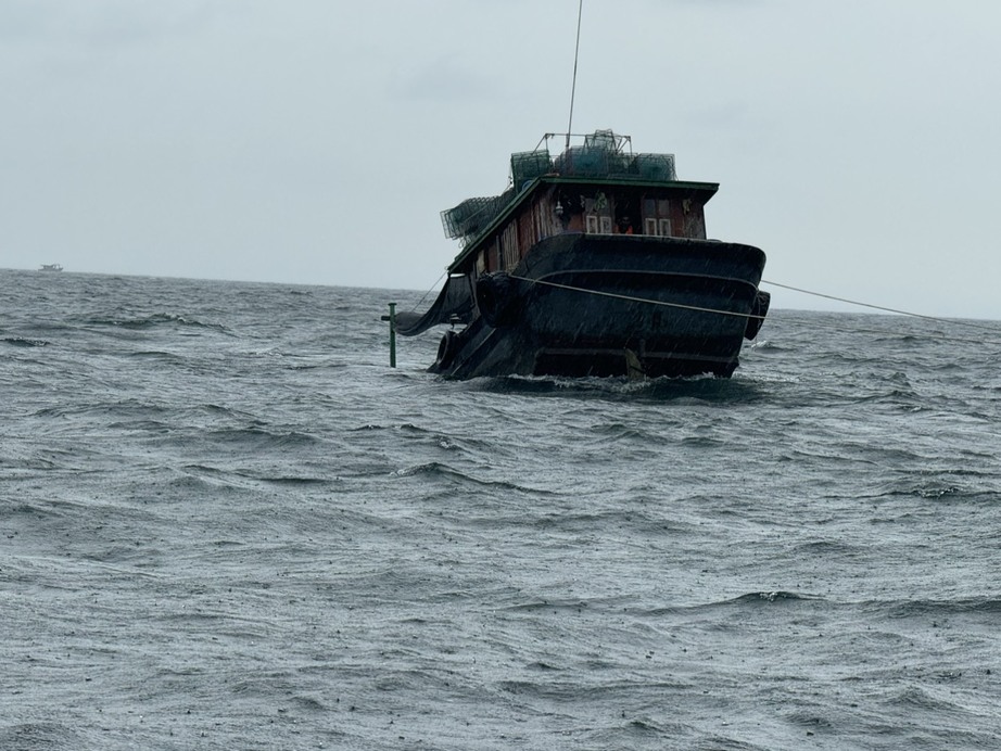 Quảng Ninh: Bộ đội Biên phòng cứu 3 ngư dân gặp nạn trên vùng biển Cô Tô- Ảnh 2.