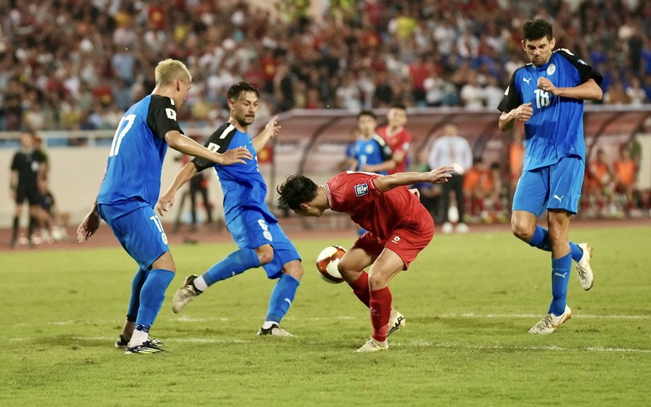 Việt Nam vs Philippines: Chiến thắng cảm xúc trong ngày ra mắt HLV Kim Sang-sik - Ảnh 6. Việt Nam vs Philippines: Chiến thắng cảm xúc trong ngày ra mắt HLV Kim Sang-sik - Ảnh 6.