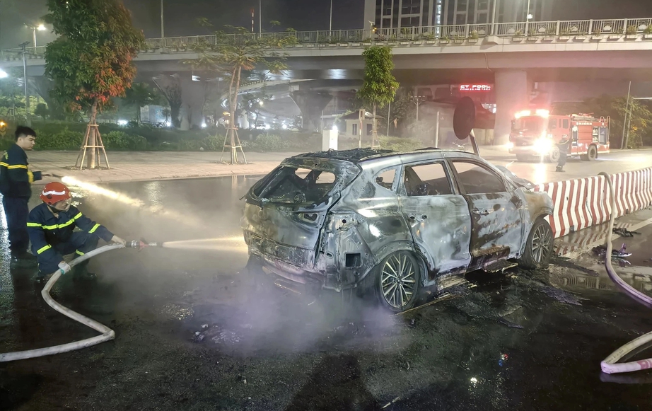 Hải Phòng: Xe ô tô Mazda cháy rụi sau khi đâm vào dải phân cách- Ảnh 1.