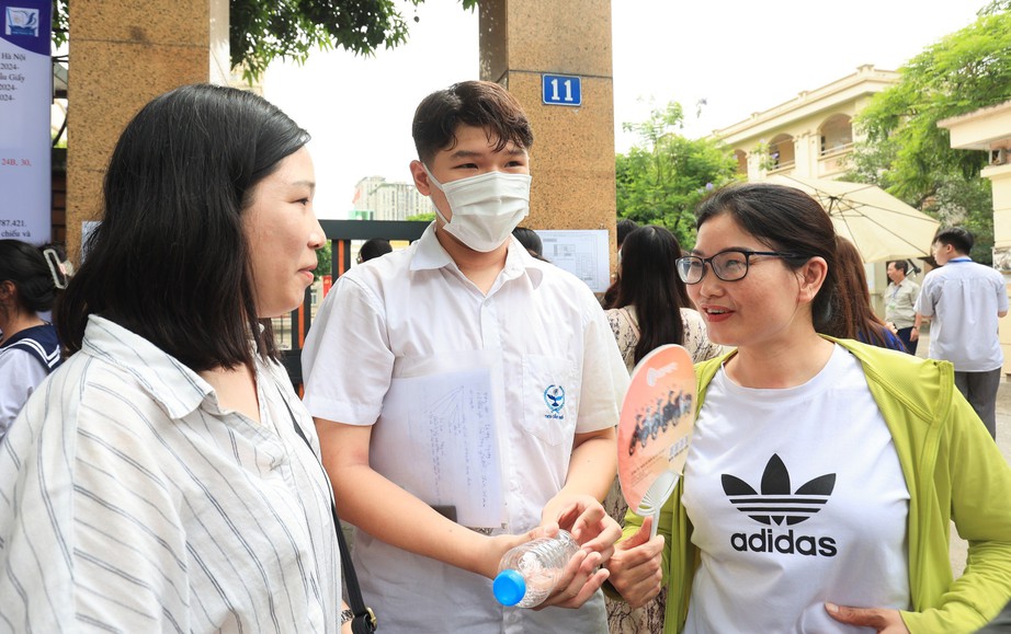 Kỳ thi vào 10 tại Hà Nội: Môn thi đầu tiên Ngữ văn, thí sinh bất ngờ với “Đồng chí”- Ảnh 5.