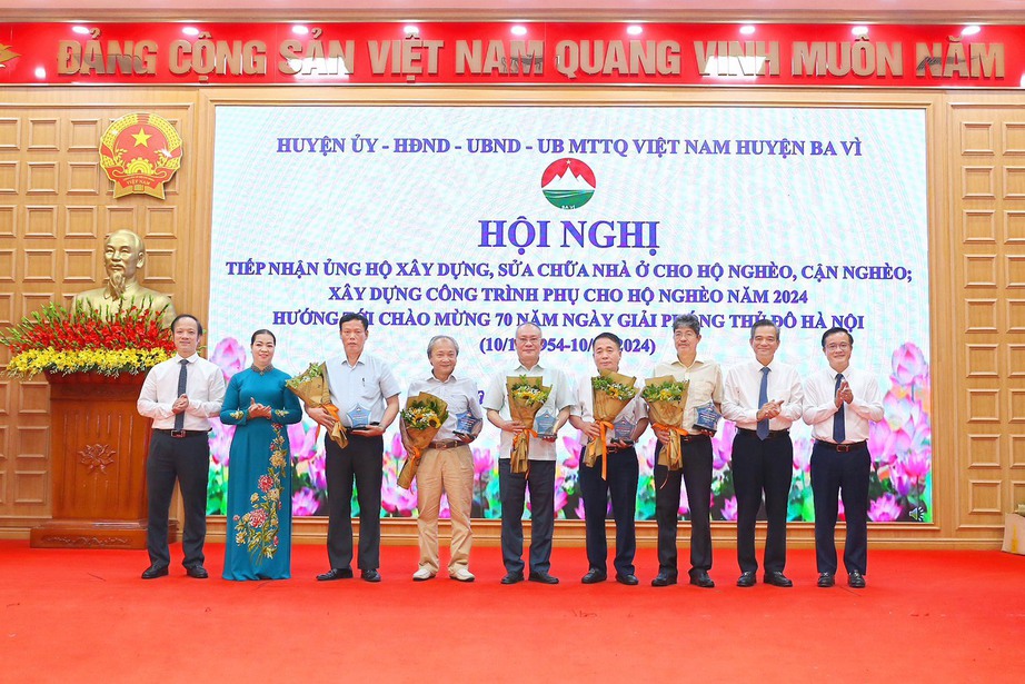 Hà Nội: Người dân ủng hộ hàng tỷ đồng để xây dựng, sửa chữa nhà cho hộ nghèo- Ảnh 1.