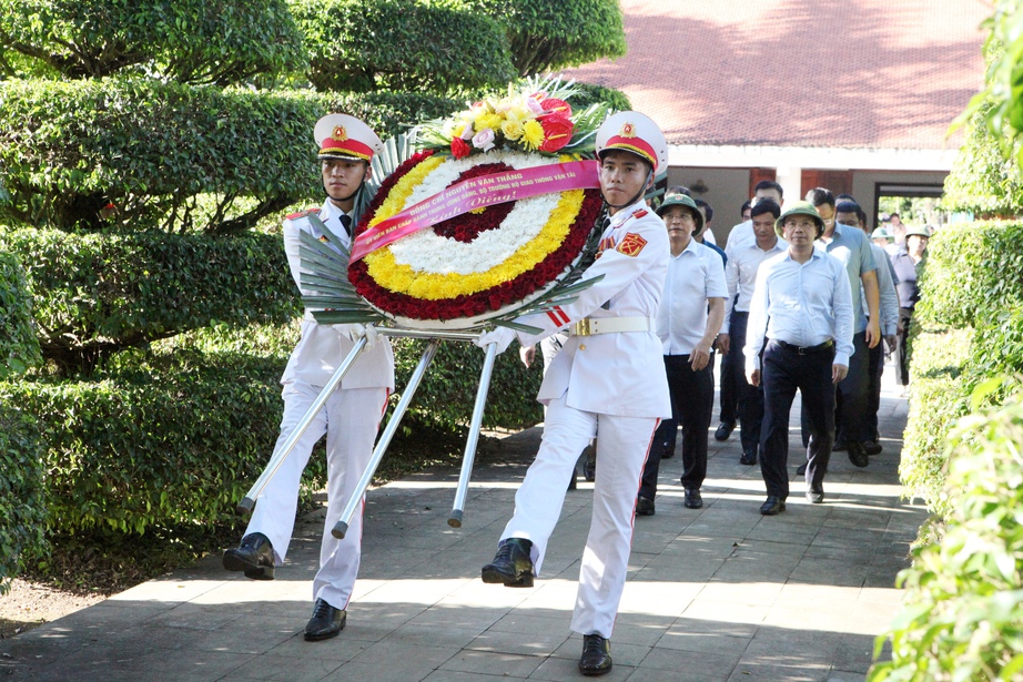 Bộ trưởng Bộ GTVT dâng hương, tri ân các Anh hùng liệt sĩ tại Điện Biên- Ảnh 1.