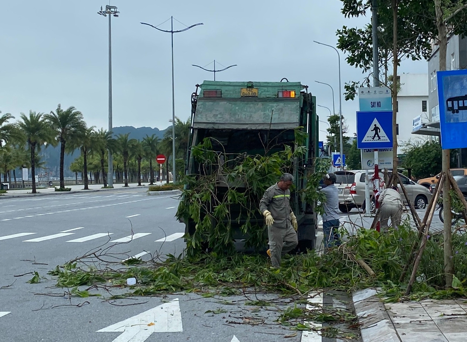 Quảng Ninh khắc phục các điểm sạt lở giao thông, du khách từ đảo về đất liền thuận lợi- Ảnh 3.