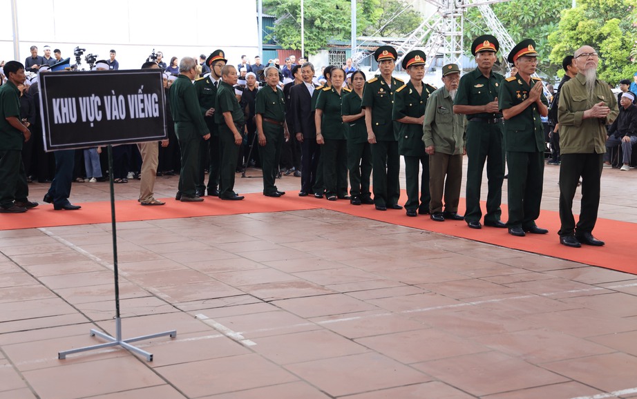 Người dân xếp hàng quét mã QR vào viếng Tổng Bí thư Nguyễn Phú Trọng- Ảnh 2. Người dân xếp hàng quét mã QR vào viếng Tổng Bí thư Nguyễn Phú Trọng- Ảnh 2.