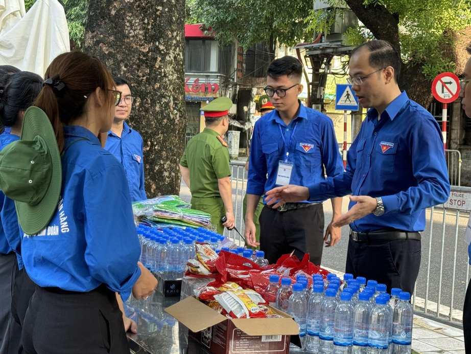 Người dân xếp hàng quét mã QR vào viếng Tổng Bí thư Nguyễn Phú Trọng- Ảnh 10. Người dân xếp hàng quét mã QR vào viếng Tổng Bí thư Nguyễn Phú Trọng- Ảnh 10.