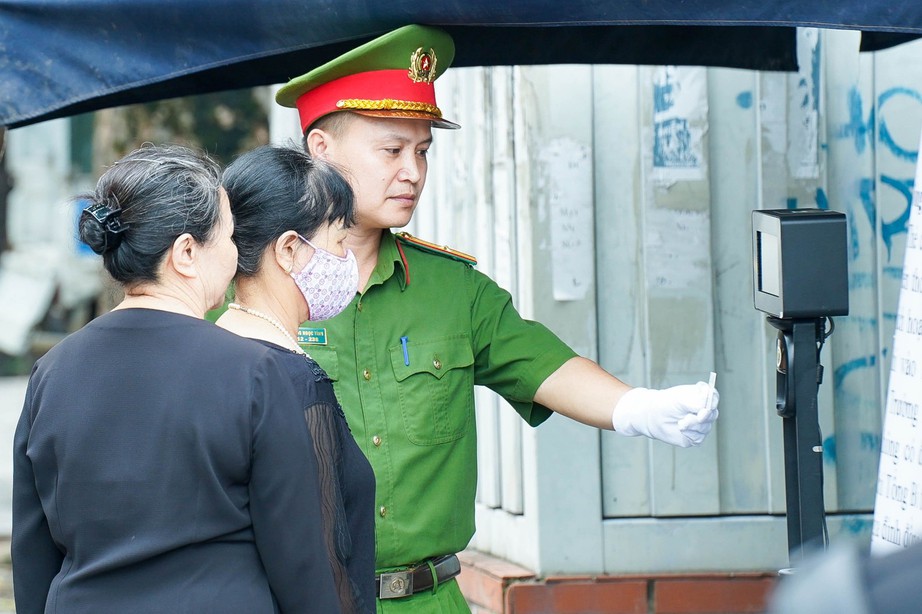 Người dân xếp hàng quét mã QR vào viếng Tổng Bí thư Nguyễn Phú Trọng- Ảnh 3. Người dân xếp hàng quét mã QR vào viếng Tổng Bí thư Nguyễn Phú Trọng- Ảnh 3.