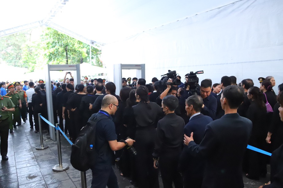 Người dân xếp hàng quét mã QR vào viếng Tổng Bí thư Nguyễn Phú Trọng- Ảnh 9. Người dân xếp hàng quét mã QR vào viếng Tổng Bí thư Nguyễn Phú Trọng- Ảnh 9.