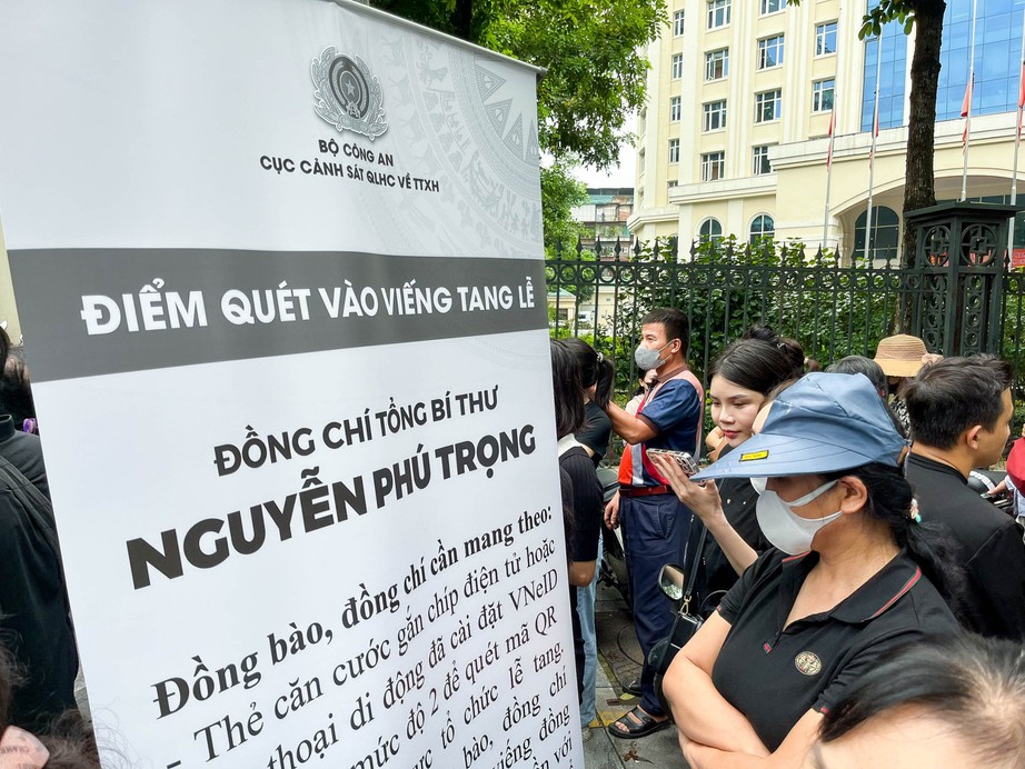 Người dân xếp hàng quét mã QR vào viếng Tổng Bí thư Nguyễn Phú Trọng- Ảnh 4. Người dân xếp hàng quét mã QR vào viếng Tổng Bí thư Nguyễn Phú Trọng- Ảnh 4.