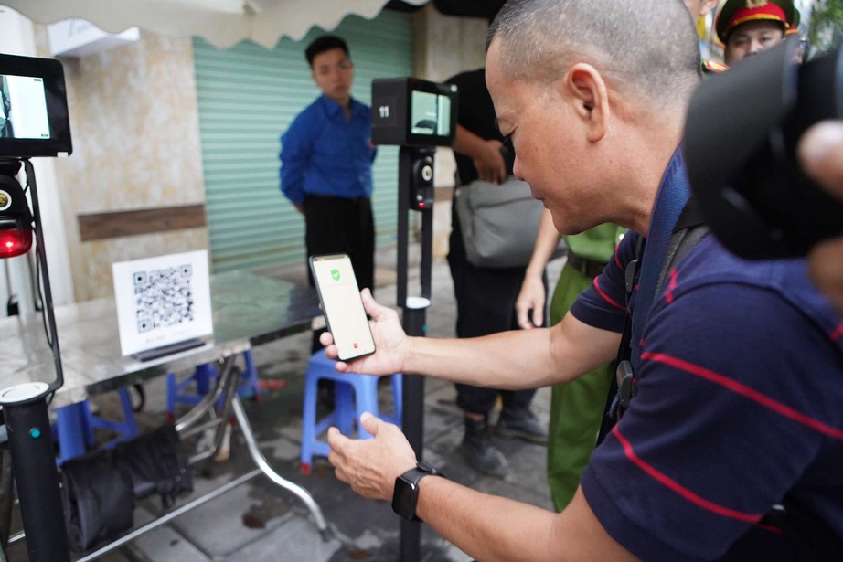 Người dân xếp hàng quét mã QR vào viếng Tổng Bí thư Nguyễn Phú Trọng- Ảnh 5. Người dân xếp hàng quét mã QR vào viếng Tổng Bí thư Nguyễn Phú Trọng- Ảnh 5.