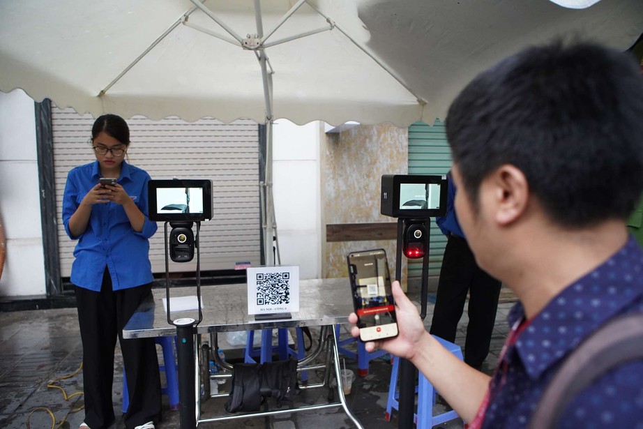 Người dân xếp hàng quét mã QR vào viếng Tổng Bí thư Nguyễn Phú Trọng- Ảnh 6. Người dân xếp hàng quét mã QR vào viếng Tổng Bí thư Nguyễn Phú Trọng- Ảnh 6.