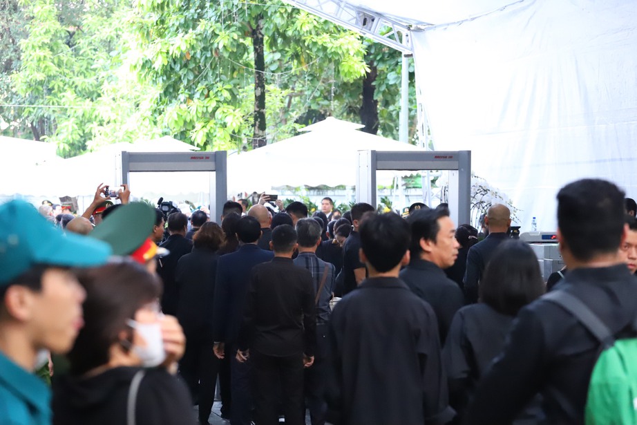 Người dân xếp hàng quét mã QR vào viếng Tổng Bí thư Nguyễn Phú Trọng- Ảnh 7. Người dân xếp hàng quét mã QR vào viếng Tổng Bí thư Nguyễn Phú Trọng- Ảnh 7.