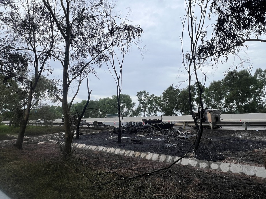 Hiện trường vụ cháy xe bồn chở xăng sau tai nạn trên cao tốc Hà Nội - Hải Phòng- Ảnh 2.