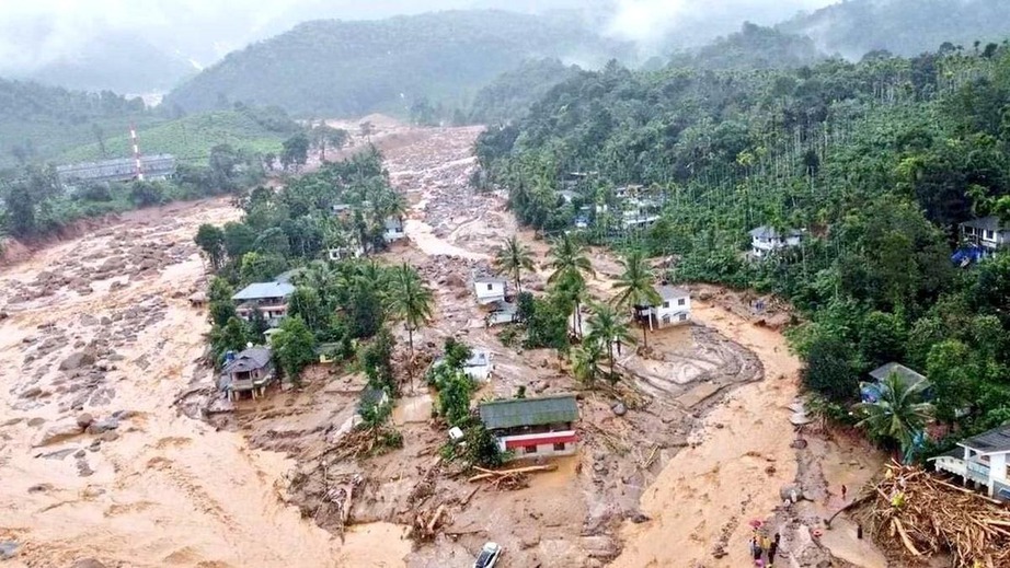 Ấn Độ: Mưa lớn, lở đất dữ dội bất thường, cầu huyết mạch bị cuốn sập- Ảnh 1.