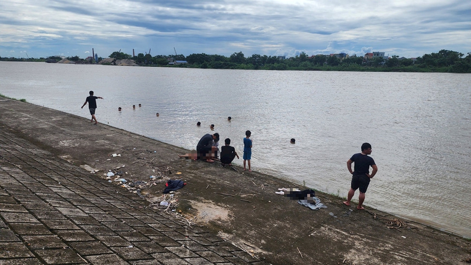 Hai anh em ruột đuối nước, tử vong khi tắm trên sông Ninh Cơ- Ảnh 1.