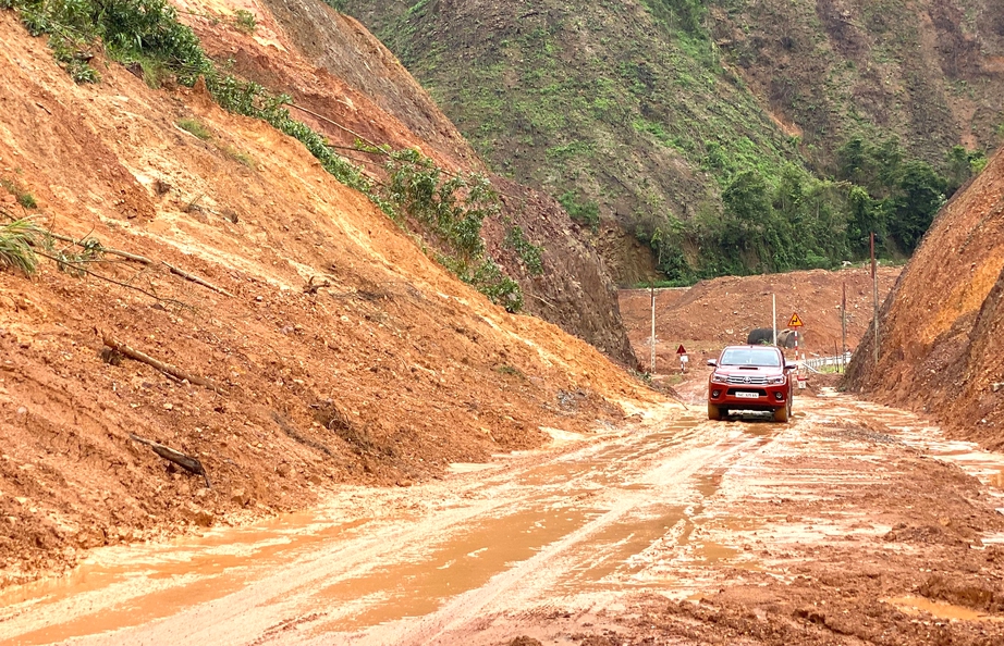 Nhiều điểm sạt lở trên tuyến đường gần 400 tỷ đồng mới mở- Ảnh 1.