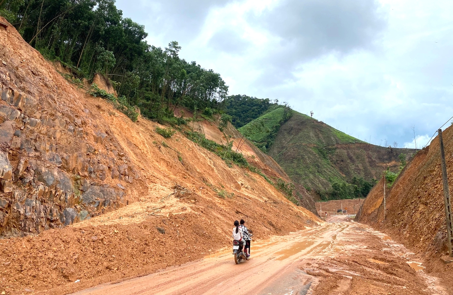 Nhiều điểm sạt lở trên tuyến đường gần 400 tỷ đồng mới mở- Ảnh 4.