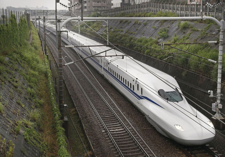 Tàu cao tốc Shinkansen kết nối Tokyo và Osaka gặp sự cố mất điện khiến gần 100.000 hành khách mắc kẹt. (Ảnh: CNN)