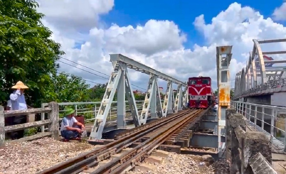 Khắc phục xong hư hỏng cầu đường sắt Tam Bạc, tàu hỏa chạy bình thường trở lại- Ảnh 1.