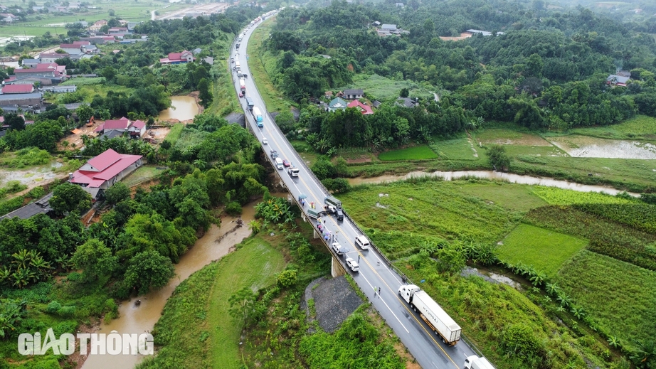 Tai nạn liên hoàn khiến 2 người thương vong, cao tốc Nội Bài - Lào Cai ùn tắc- Ảnh 1.