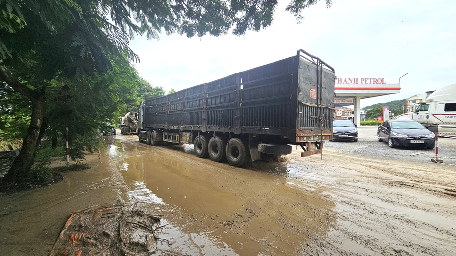 Đường liên tỉnh nát tươm vì xe tải trọng lớn nườm nượp chạy vào để trốn trạm soát vé- Ảnh 1.