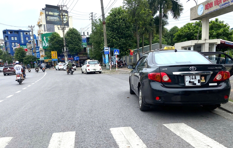 Ô tô biển trắng lắp mào taxi hoạt động tung hoành ở Cẩm Phả- Ảnh 2.