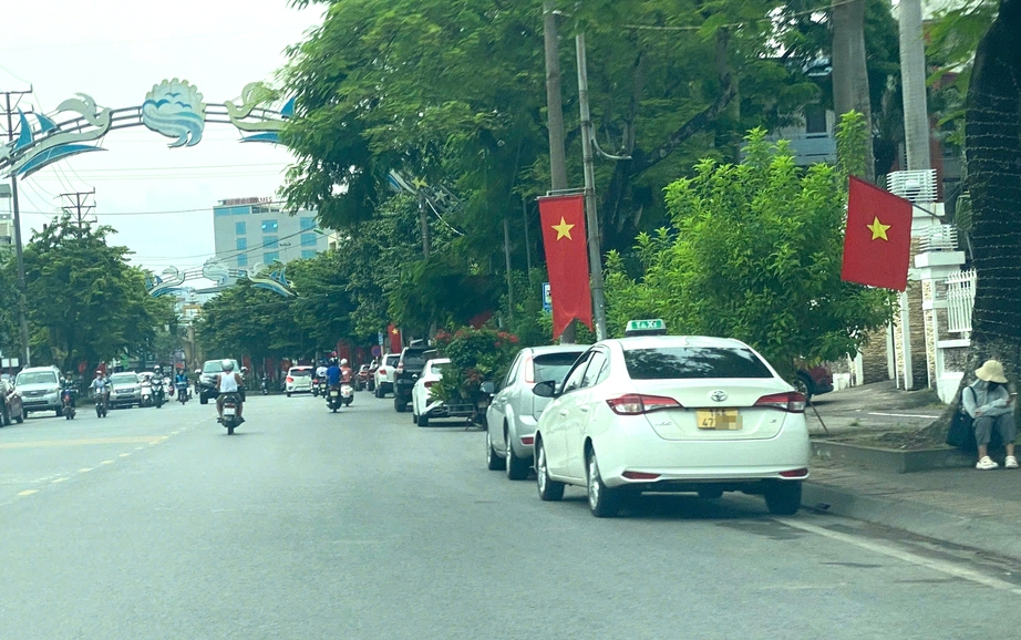 Ô tô biển trắng lắp mào taxi hoạt động tung hoành ở Cẩm Phả- Ảnh 3.