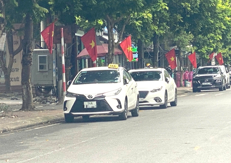 Ô tô biển trắng lắp mào taxi hoạt động tung hoành ở Cẩm Phả- Ảnh 4.