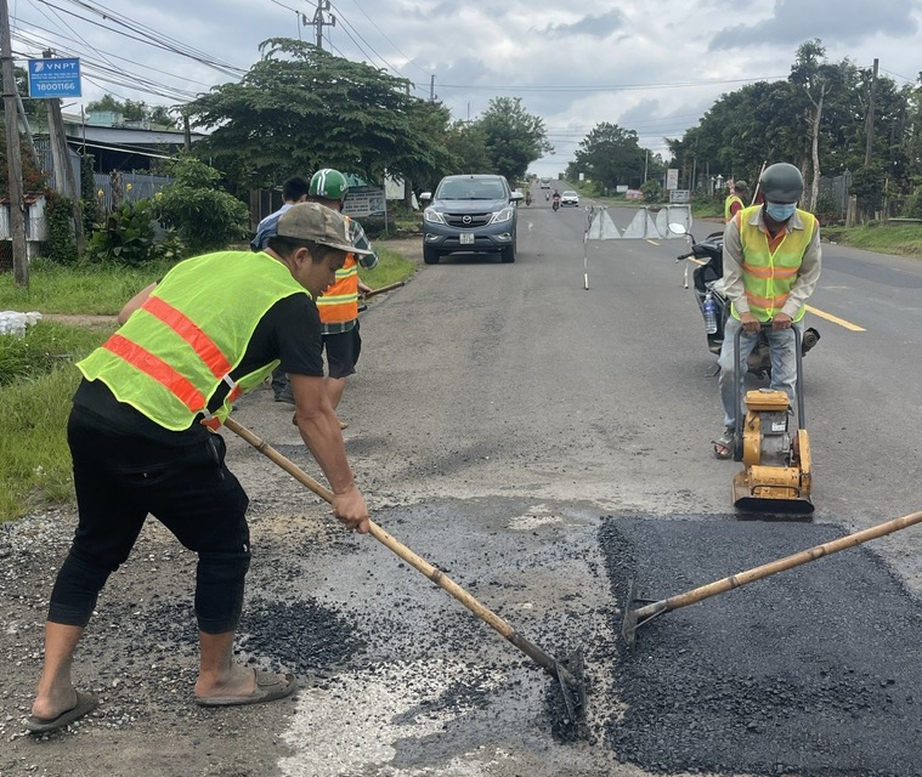 Khắc phục hư hỏng trên đường Hồ Chí Minh qua Bắc Tây Nguyên- Ảnh 2.