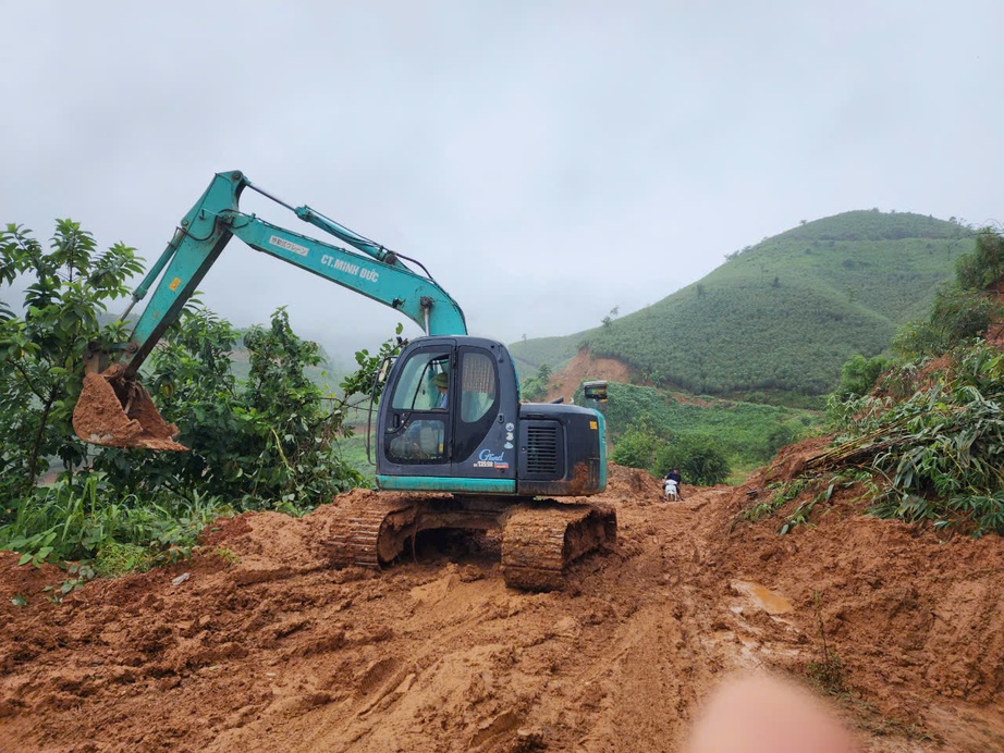 Thông đường, lực lượng cứu hộ vào được điểm sạt lở hơn 100 người mất tích ở Lào Cai- Ảnh 3.