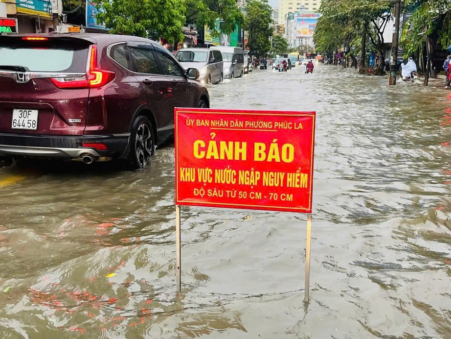 Hà Nội hạn chế phương tiện qua đường 70 đoạn Hà Đông do ngập sâu- Ảnh 1.