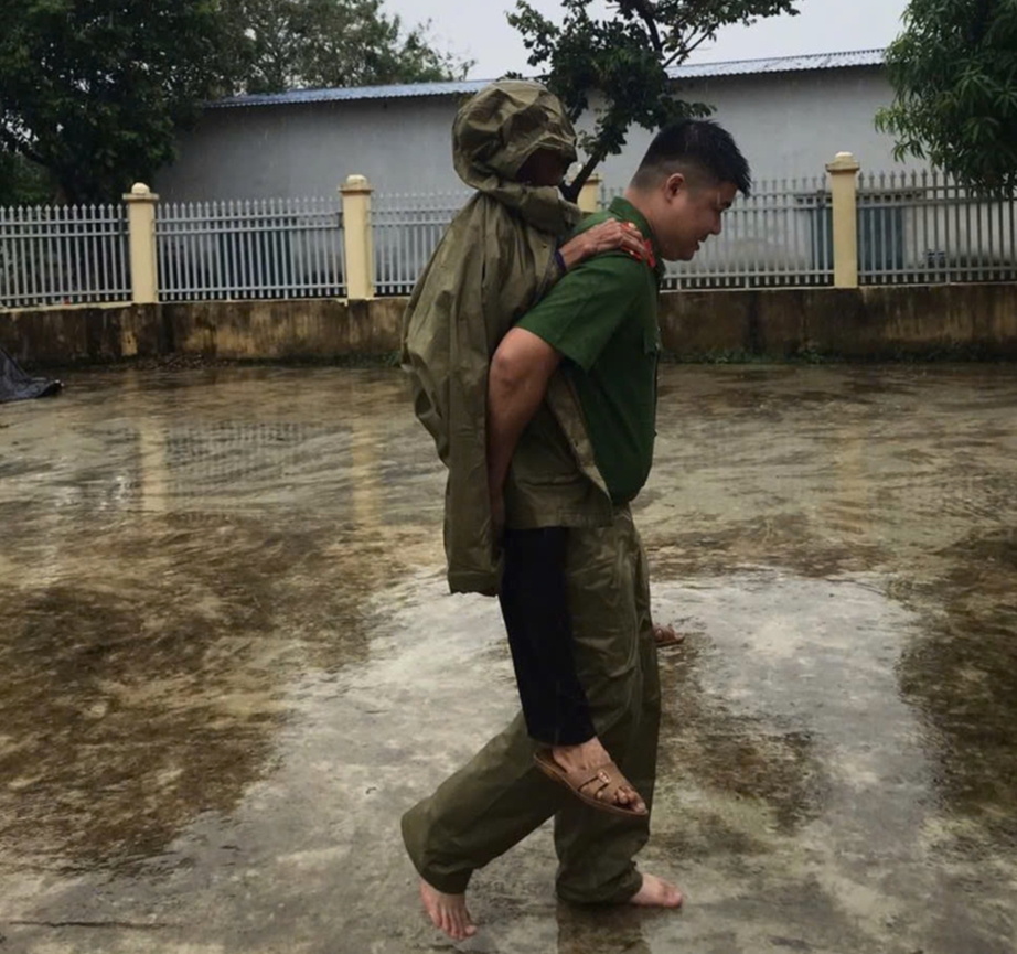 Xúc động hình ảnh công an Thái Bình cõng dân chạy lũ- Ảnh 5. Xúc động hình ảnh công an Thái Bình cõng dân chạy lũ- Ảnh 5.