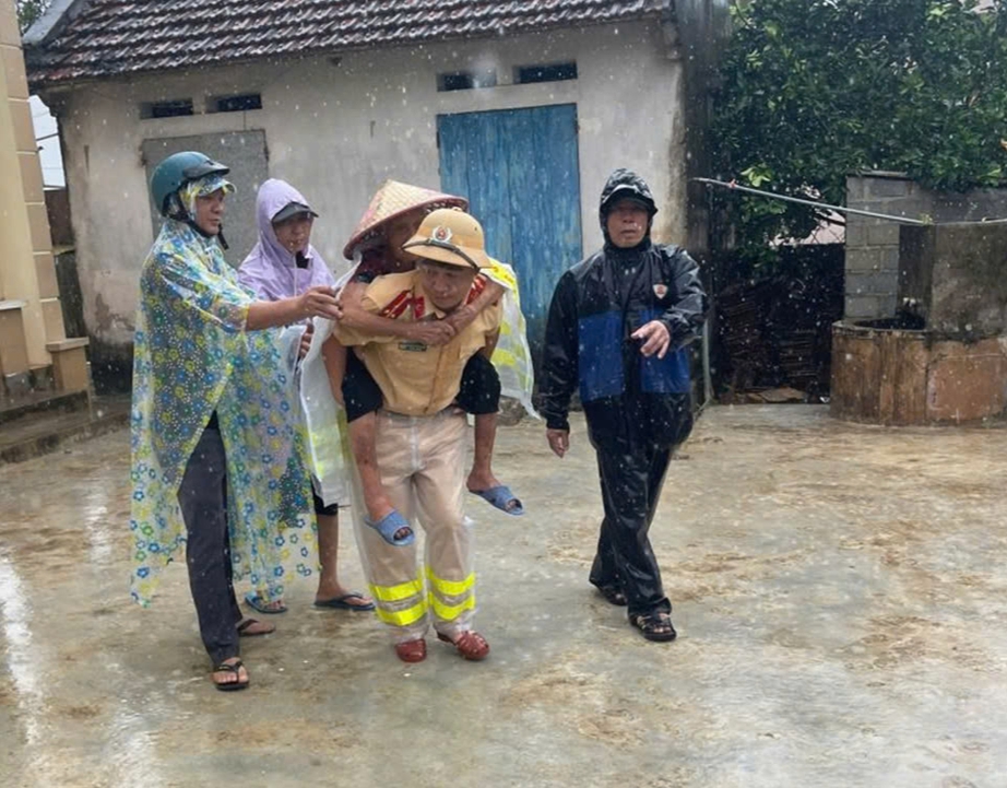 Xúc động hình ảnh công an Thái Bình cõng dân chạy lũ- Ảnh 3. Xúc động hình ảnh công an Thái Bình cõng dân chạy lũ- Ảnh 3.