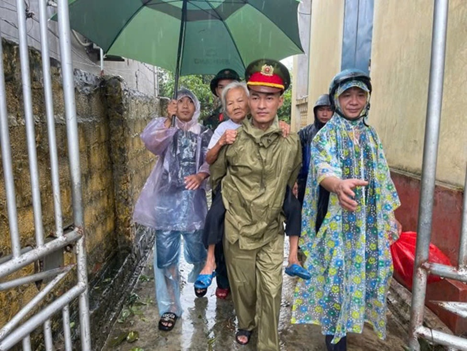Xúc động hình ảnh công an Thái Bình cõng dân chạy lũ- Ảnh 4. Xúc động hình ảnh công an Thái Bình cõng dân chạy lũ- Ảnh 4.
