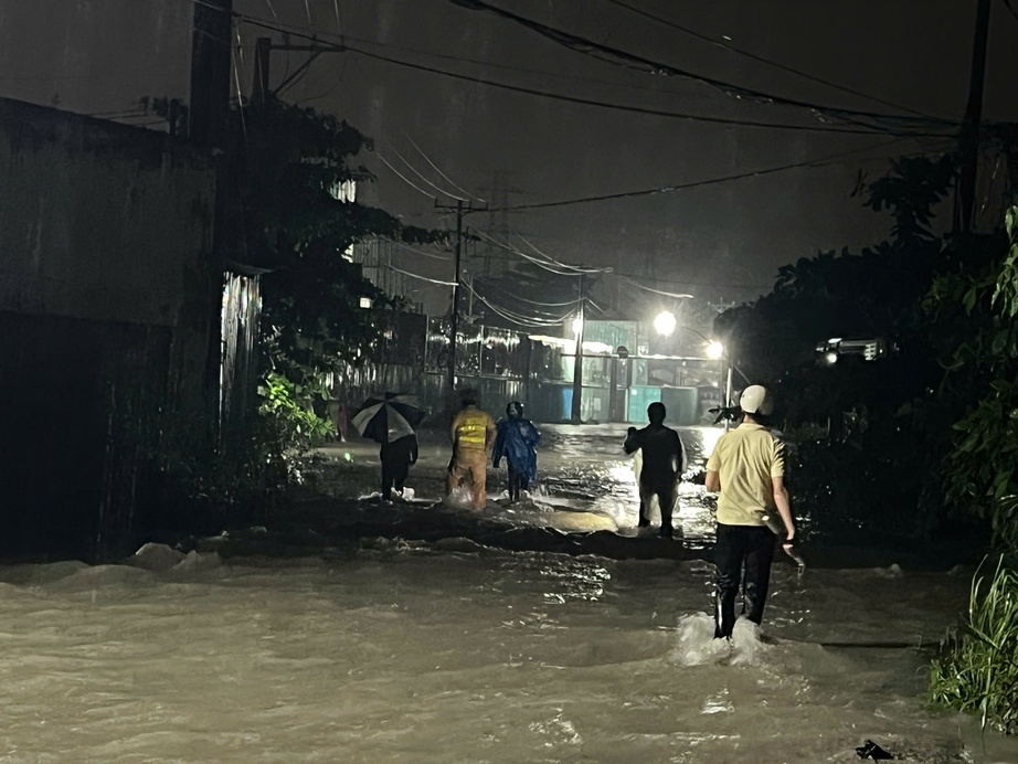 Mưa lớn cuốn trôi xe bán tải, nữ tài xế tử vong trong cống thoát nước- Ảnh 2.