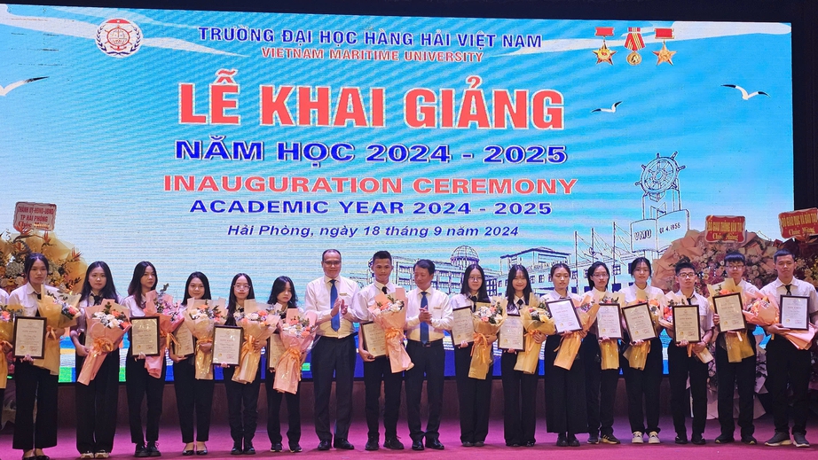 Trường Đại học Hàng hải Việt Nam vinh dự đón nhận cờ thi đua của Bộ GTVT
- Ảnh 1.