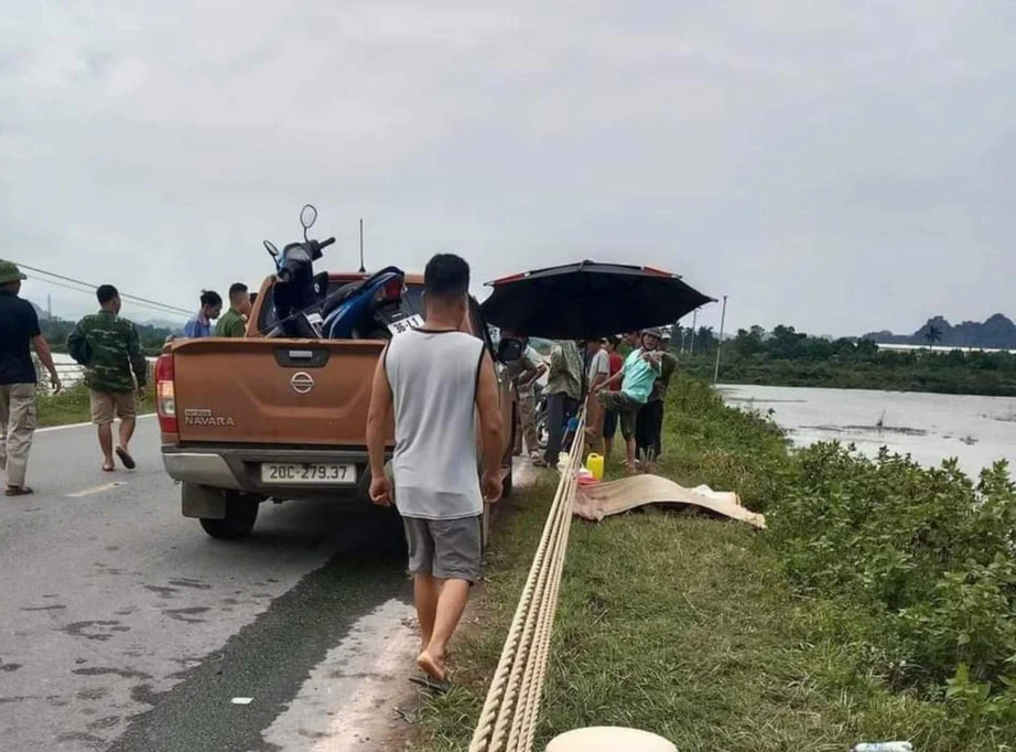 Hòa Bình: Xe máy chạy lấn làn tông trực diện ô tô, nam thanh niên tử vong- Ảnh 1.