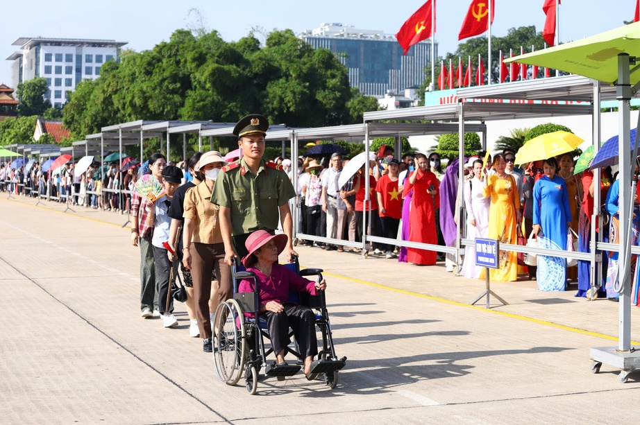 Hơn 3 vạn người dân vào Lăng viếng Bác Hồ trong ngày Quốc khánh 2/9- Ảnh 11.