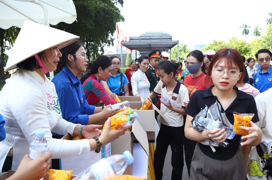 Hơn 3 vạn người dân vào Lăng viếng Bác Hồ trong ngày Quốc khánh 2/9- Ảnh 5.