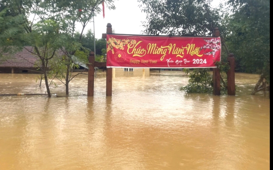 "Làng du lịch tốt nhất thế giới" ngập sâu trong nước, người dân sinh sống thế nào?- Ảnh 1.